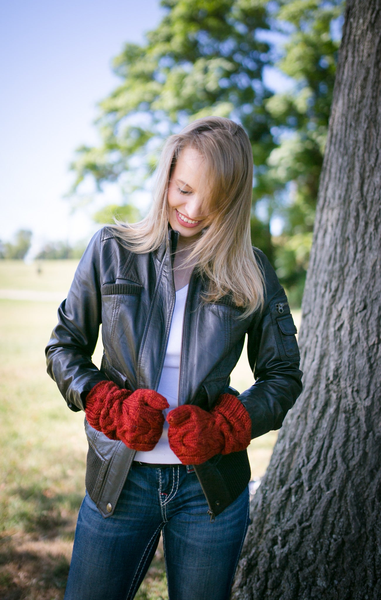 Horseshoe Cable Gauntlet Mittens in Cayenne