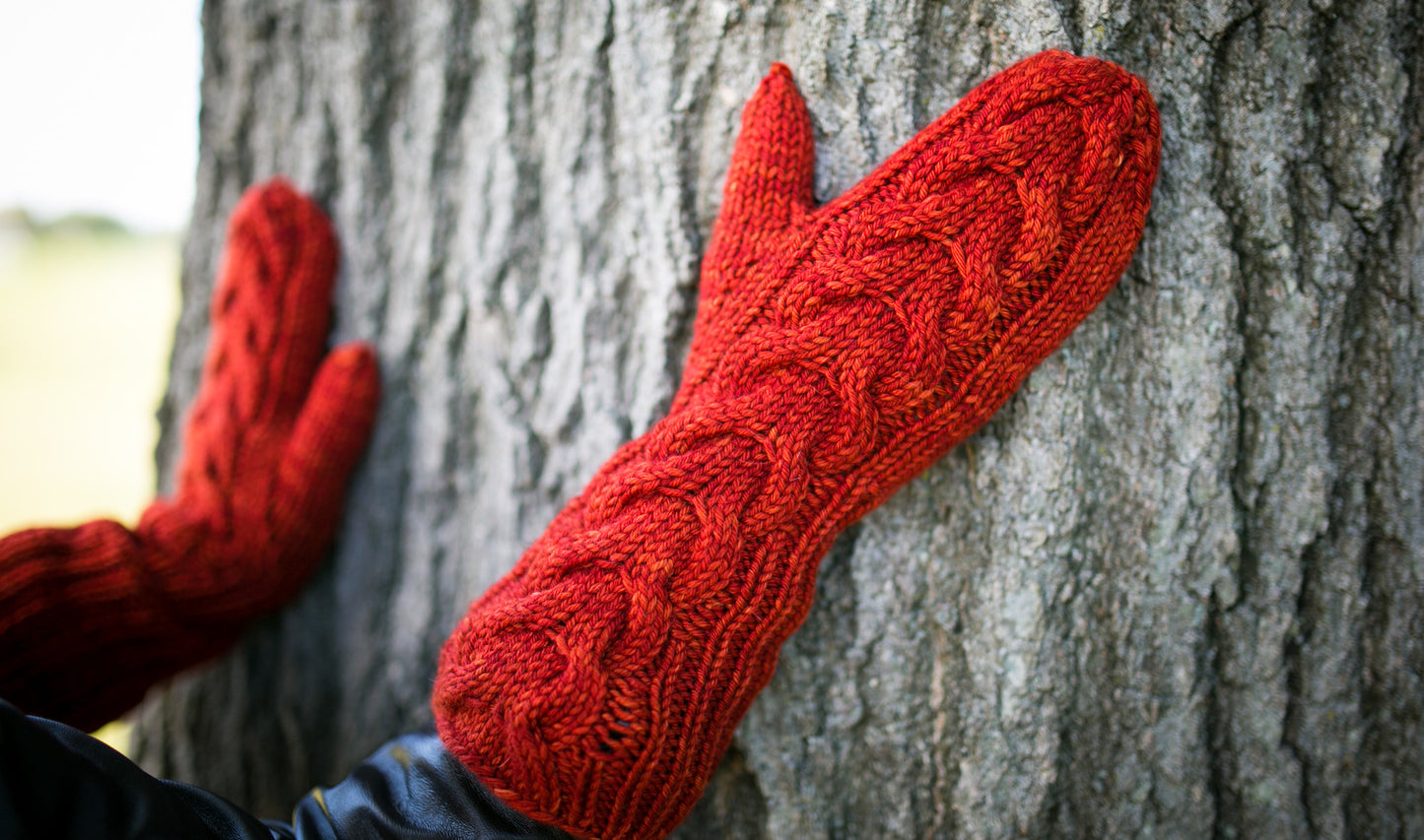 Horseshoe Cable Gauntlet Mittens in Cayenne