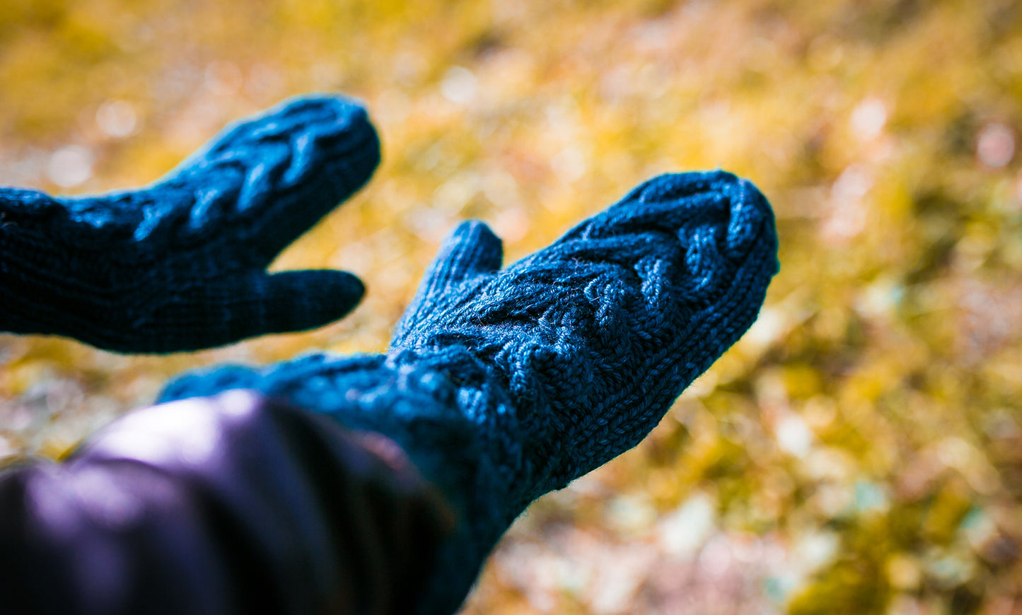 Horseshoe Cable Gauntlet Mittens in Riptide