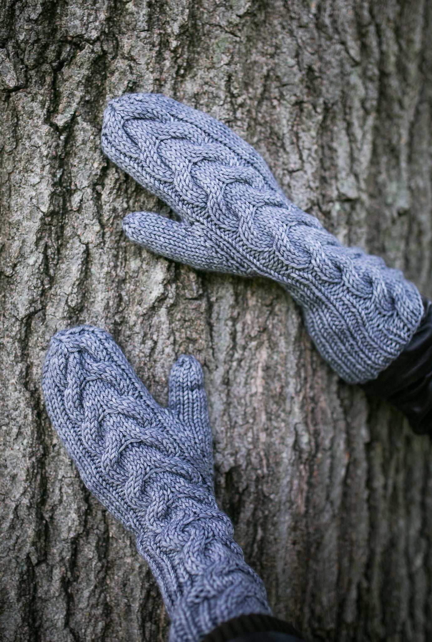 Horseshoe Cable Gauntlet Mittens in Silver