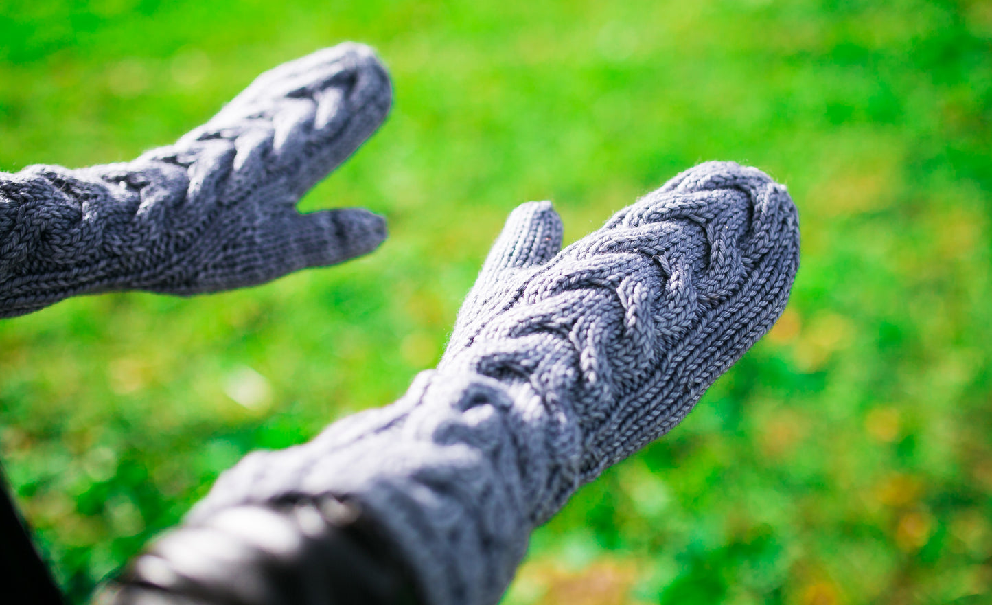 Horseshoe Cable Gauntlet Mittens in Silver