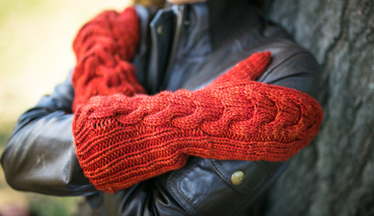 Horseshoe Cable Gauntlet Mittens in Cayenne