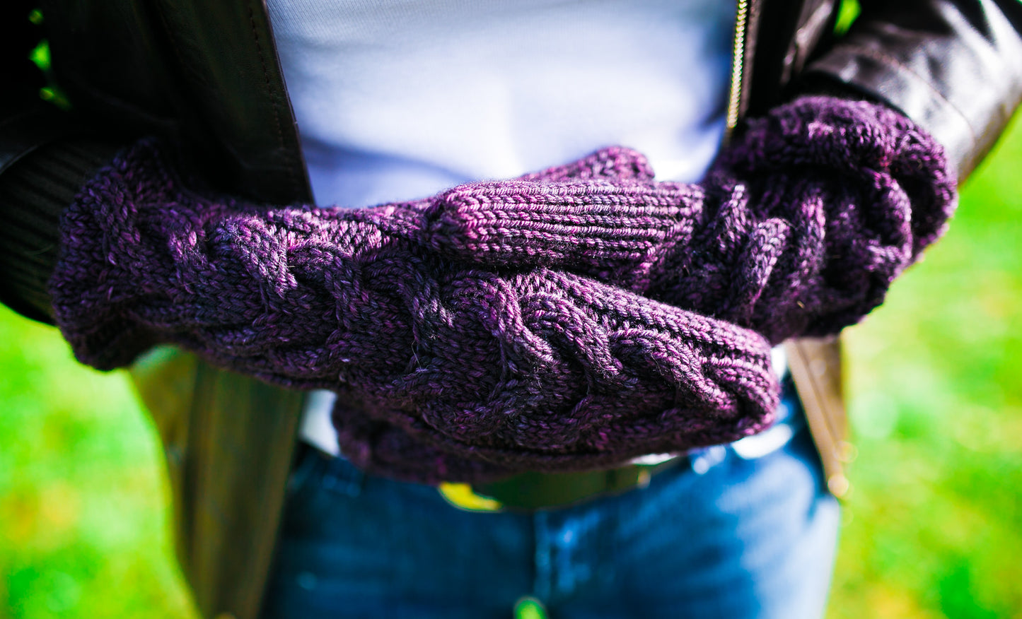 Horseshoe Cable Gauntlet Mittens in Mulberry