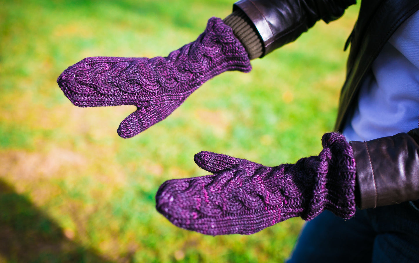 Horseshoe Cable Gauntlet Mittens in Mulberry